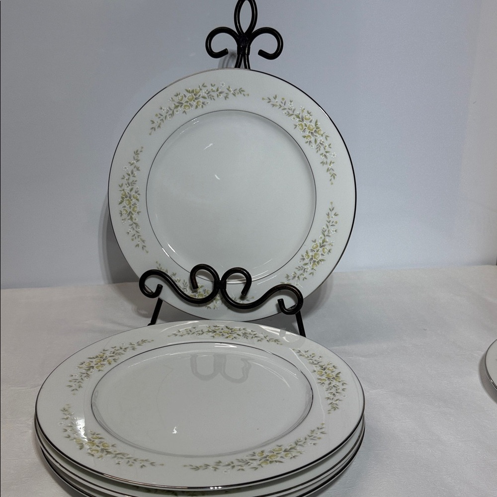 Crown Victoria “ Carolyn “ Pattern China 4 Dinner Plates